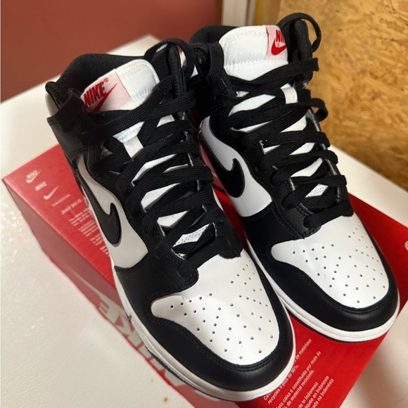 Nike Women’s Dunks - Picture 6 of 6